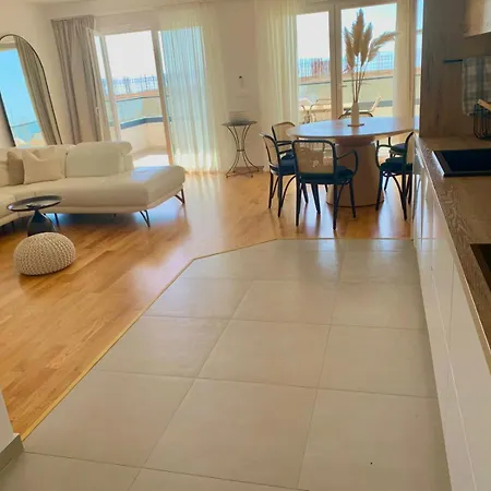 Aaa Seaview -